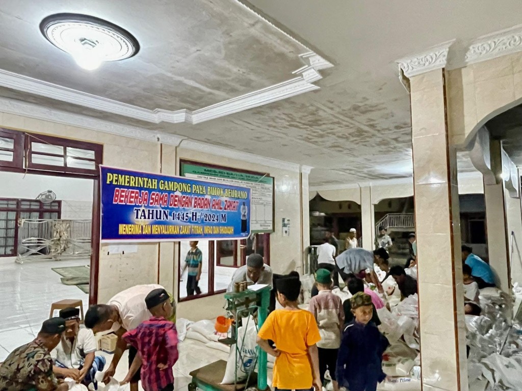 menerima dan menyalurkan zakat fitrah